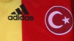 Halbmond-adidas